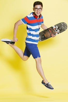 青年男人拿着滑板