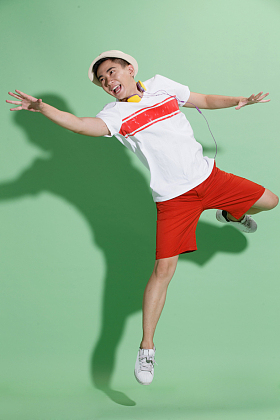 休闲的青年男人照片