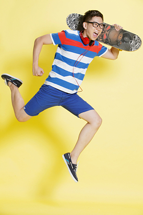 青年男人拿着滑板