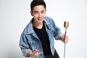 青年男人唱歌图片