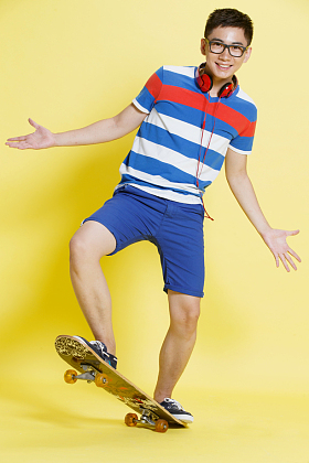 青年男人滑板运动照片