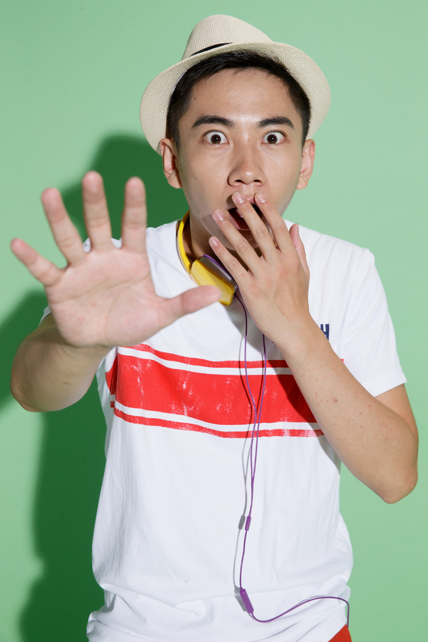 表情震惊的青年男人图片 表情震惊的青年男人图片