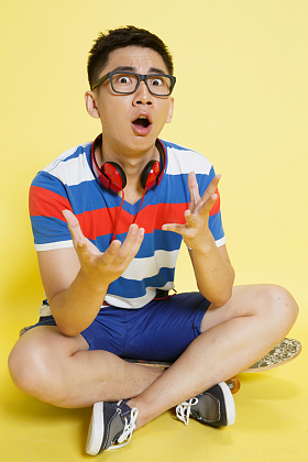 表情古怪的青年男人图片