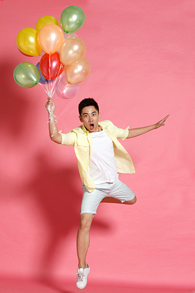 青年男人拿着气球图片