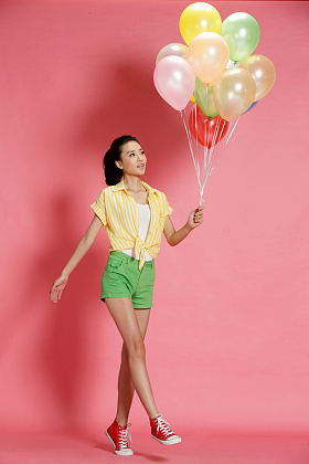青年女人拿着气球