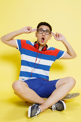 表情古怪的青年男人图片