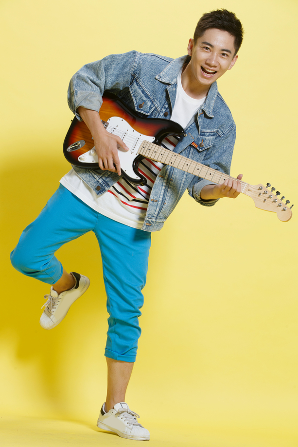 青年男人弹吉他 青年男人弹吉他