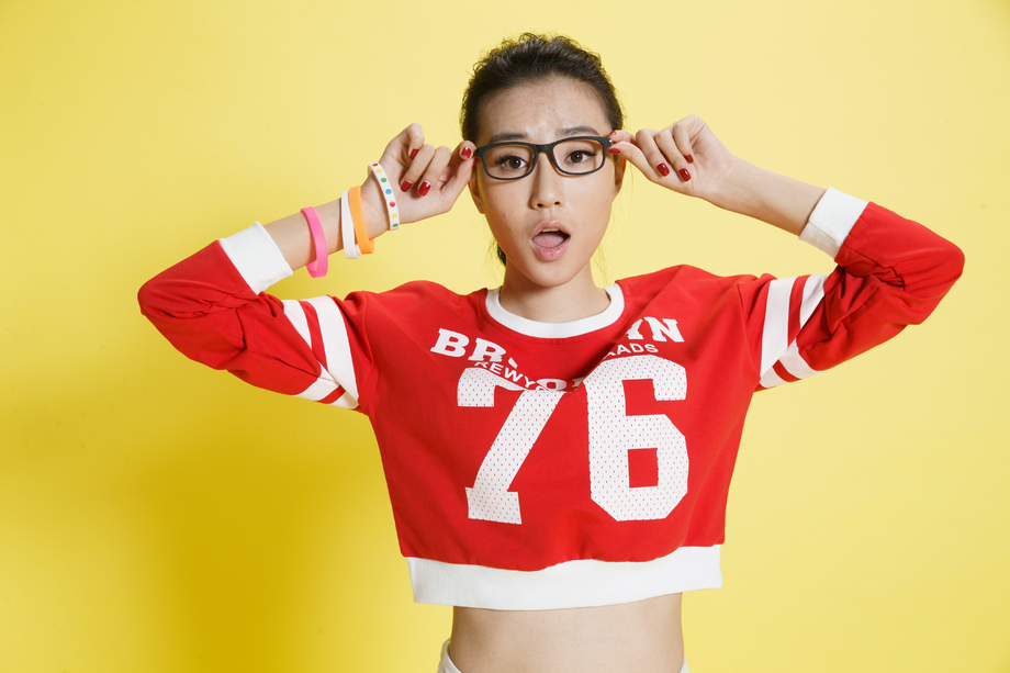 面部表情惊讶的青年女人图片