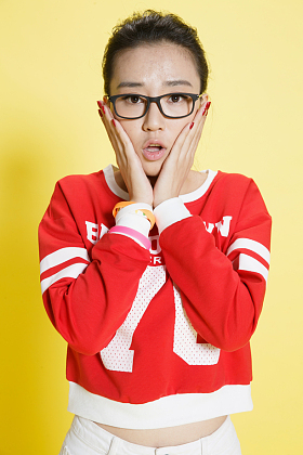 面部表情惊讶的青年女人照片