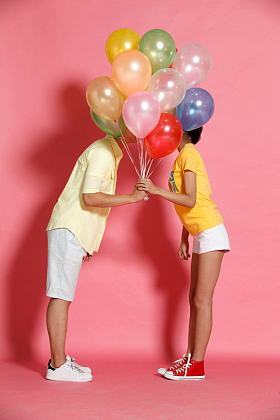 浪漫的青年情侣图片