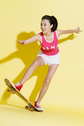 青年女人滑板运动图片