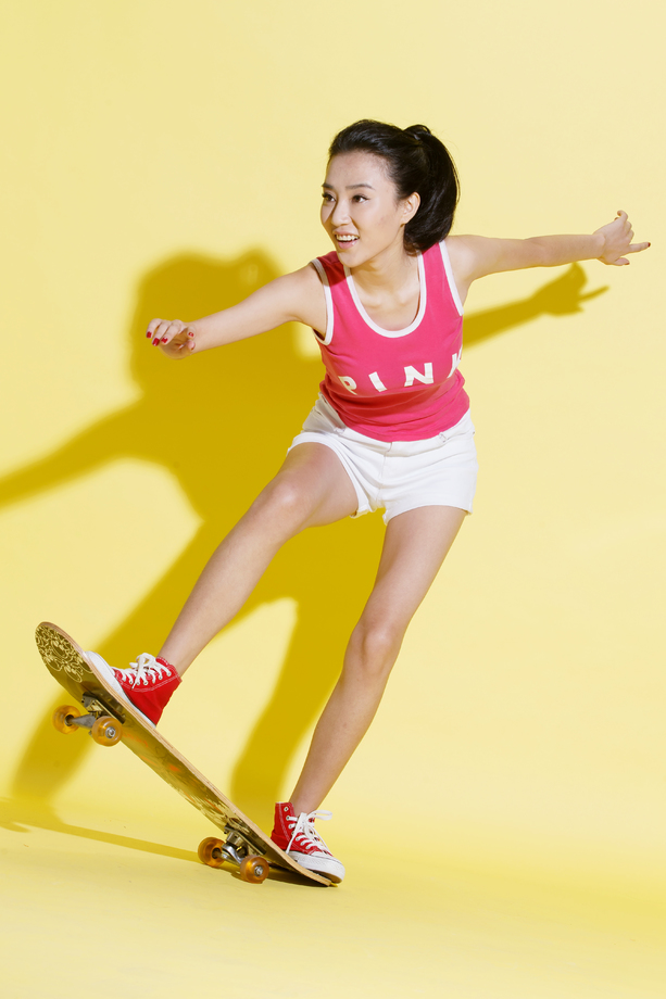 青年女人滑板运动图片