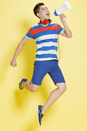 青年男人拿着扩音器呼喊