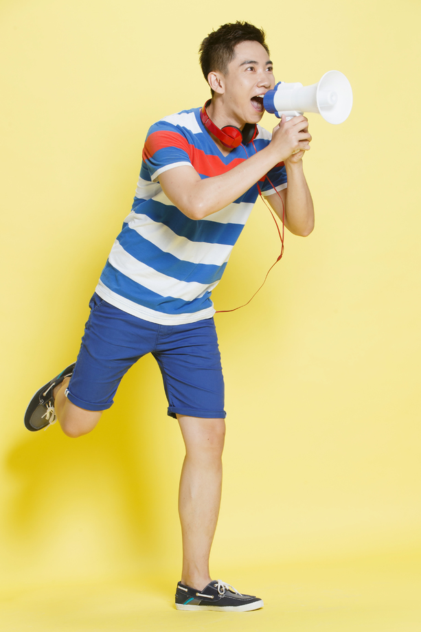 青年男人拿着扩音器呼喊照片 青年男人拿着扩音器呼喊照片