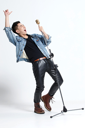 青年男人唱歌图片