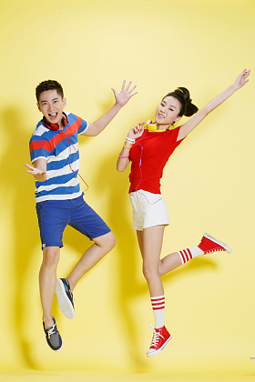 欢乐的青年男女