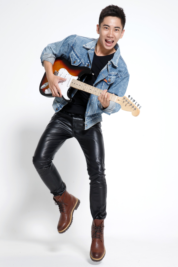 青年男人弹吉他 青年男人弹吉他