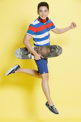 青年男人拿着滑板图片