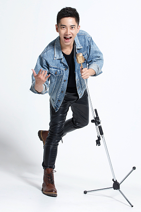 青年男人唱歌图片