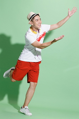 休闲的青年男人