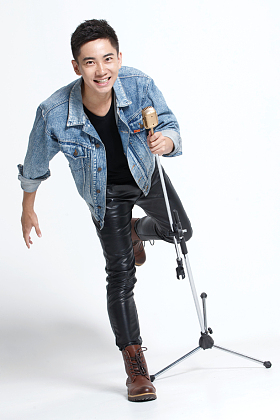 青年男人唱歌照片