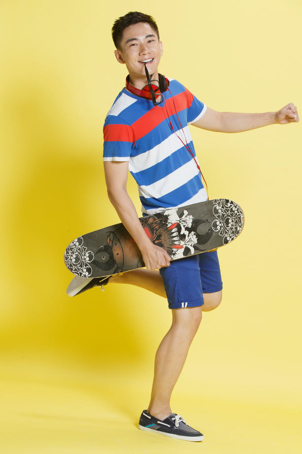 青年男人拿着滑板 青年男人拿着滑板