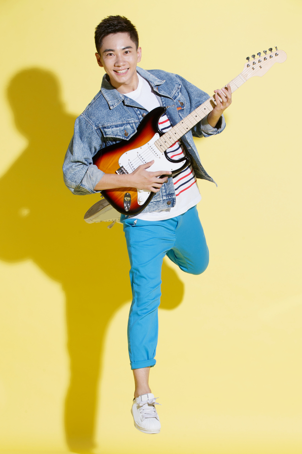 青年男人弹吉他图片 青年男人弹吉他图片