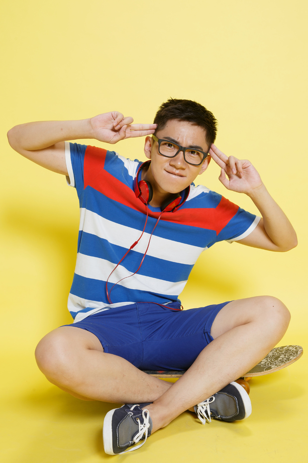 表情古怪的青年男人图片 表情古怪的青年男人图片