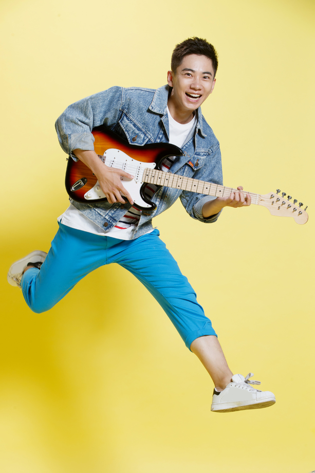 青年男人弹吉他图片