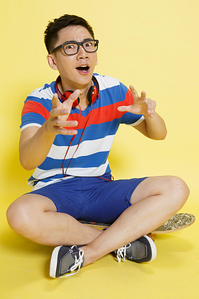 表情古怪的青年男人