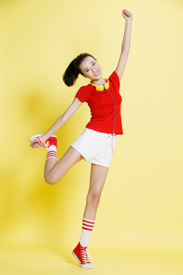 时尚活力的青年女人照片