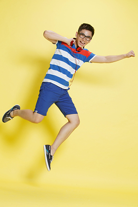 休闲的青年男人图片