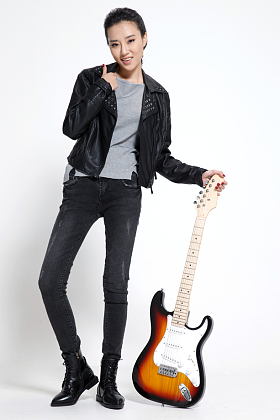 青年女人弹吉他照片