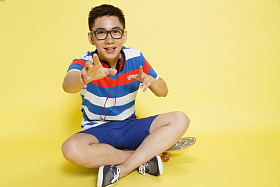 休闲的青年男人