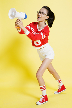 青年女人拿着扩音器呼喊