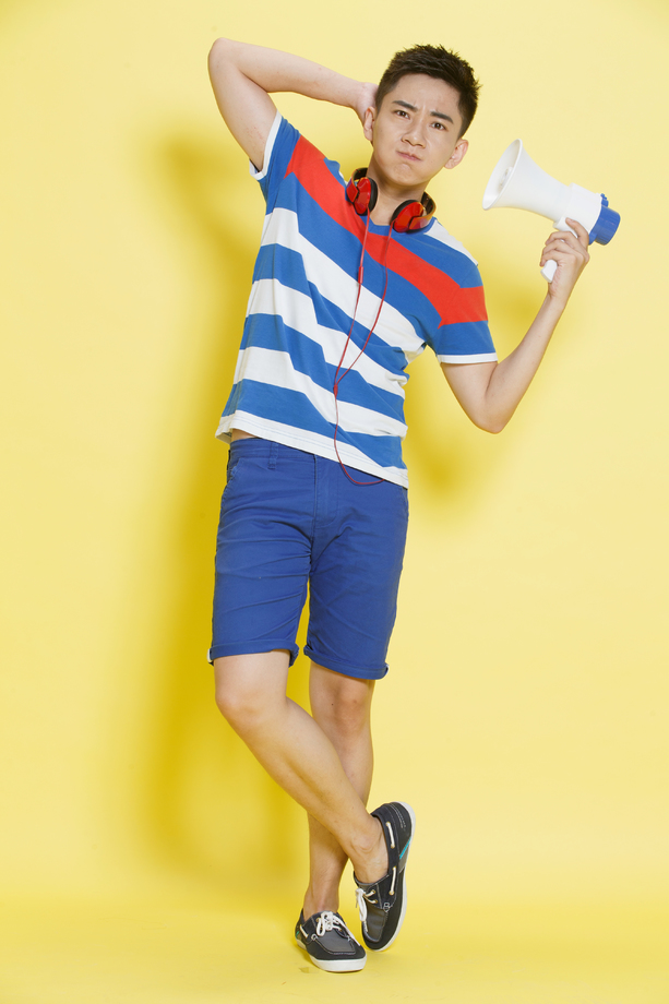 青年男人拿着扩音器图片