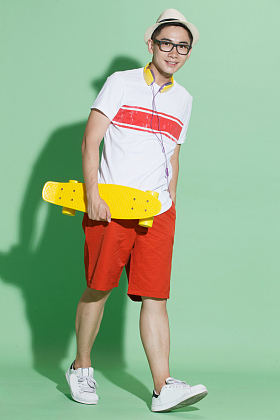 青年男人拿着滑板