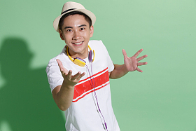 欢乐的青年男人照片