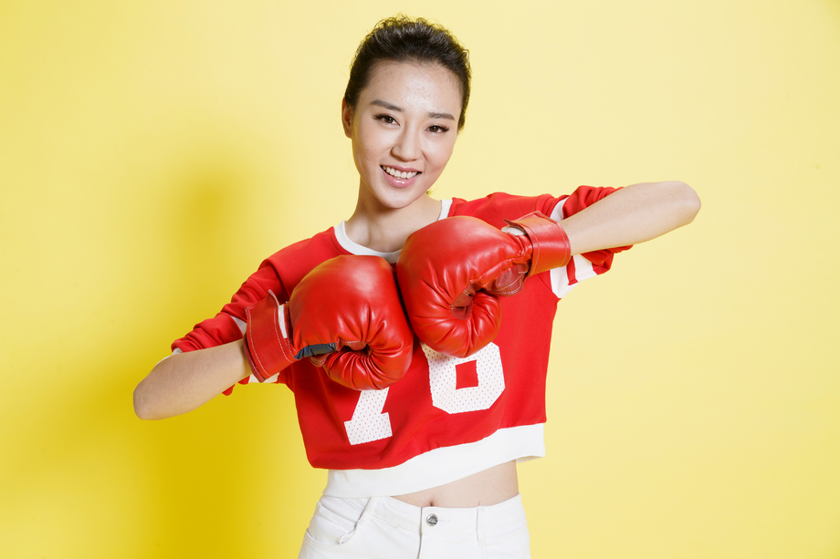 青年女人戴着拳击手套 青年女人戴着拳击手套
