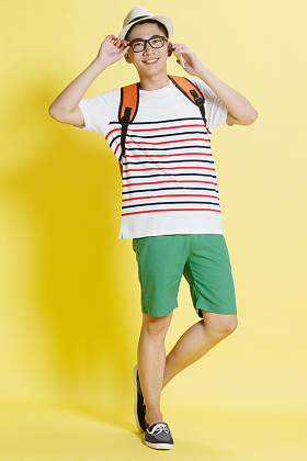 青年男人打电话