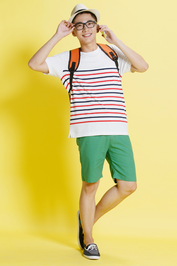 青年男人打电话