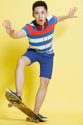 青年男人滑板运动图片