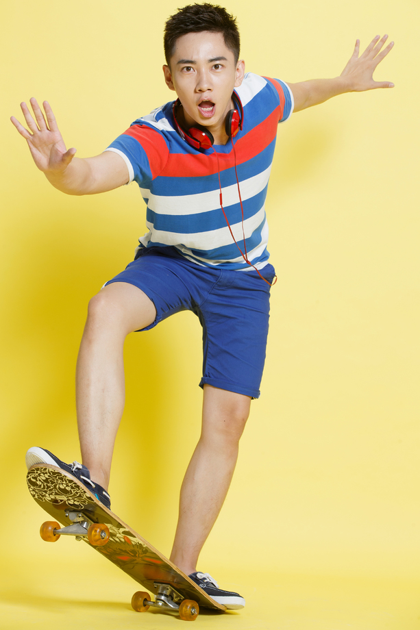 青年男人滑板运动图片 青年男人滑板运动图片