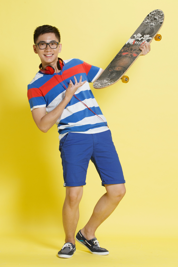 青年男人拿着滑板