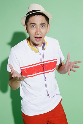 面部表情惊讶青年男人图片