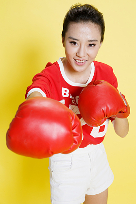 青年女人戴着拳击手套图片