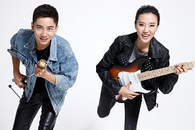 时尚的青年男女唱