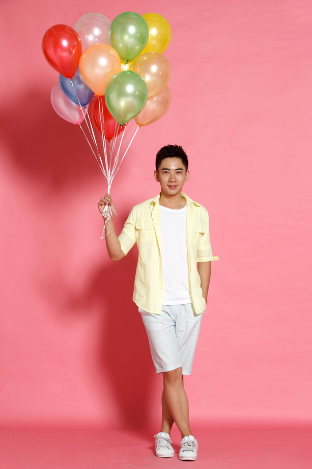 青年男人拿着气球 青年男人拿着气球