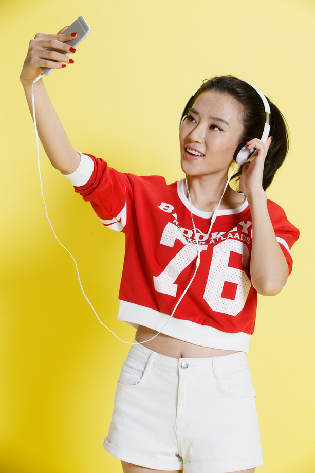 青年女人使用手机自拍 青年女人使用手机自拍