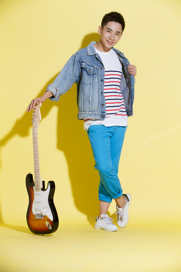 青年男人拿着吉他